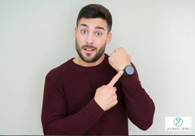 Hombre señalando reloj en su muñeca