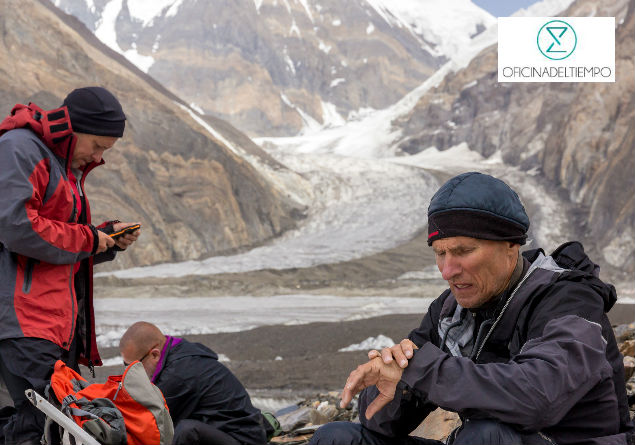 Hombres en la montaña con nieve