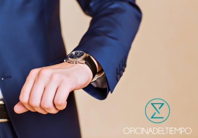 Brazo de hombre en traje con reloj