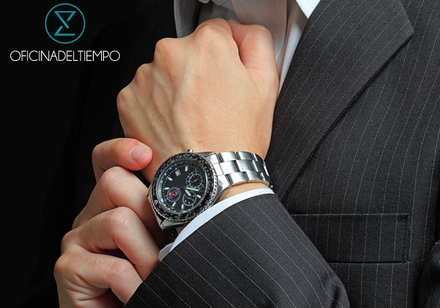 Encuentra el reloj de tus sueños con Oficina del Tiempo Reloj plateado en muñeca de hombre en traje