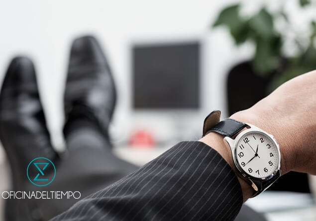 Hombre en traje con su reloj negro