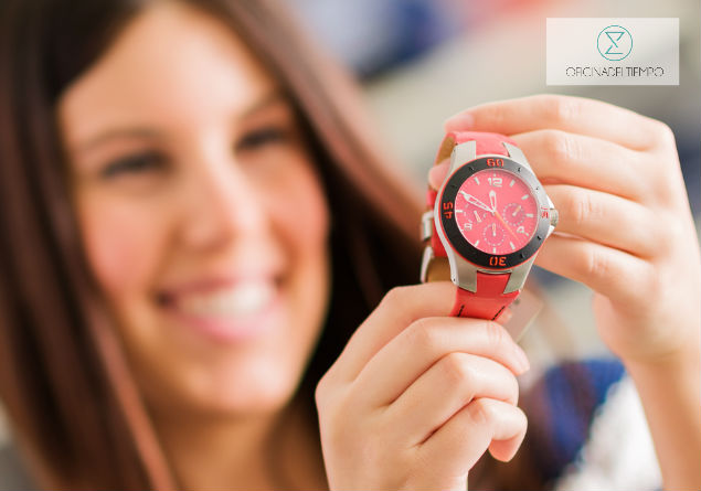 Mujer sosteniendo reloj rojo