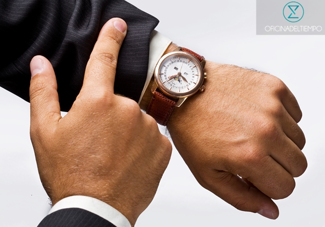 Hombre en traje con reloj de pulsera clasico