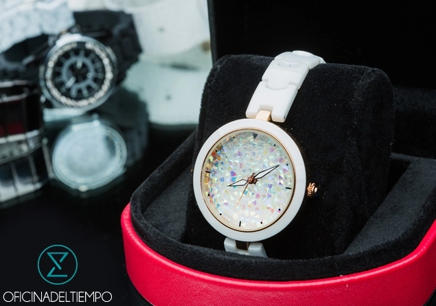 Reloj blanco en caja negra y roja