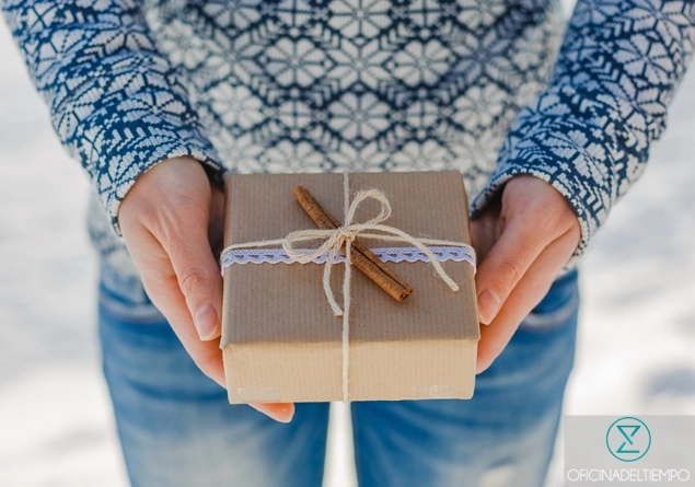 Mujer sosteniendo un regalo