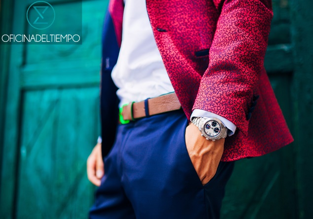 Hombre en traje rojo y azul con reloj de pulsera