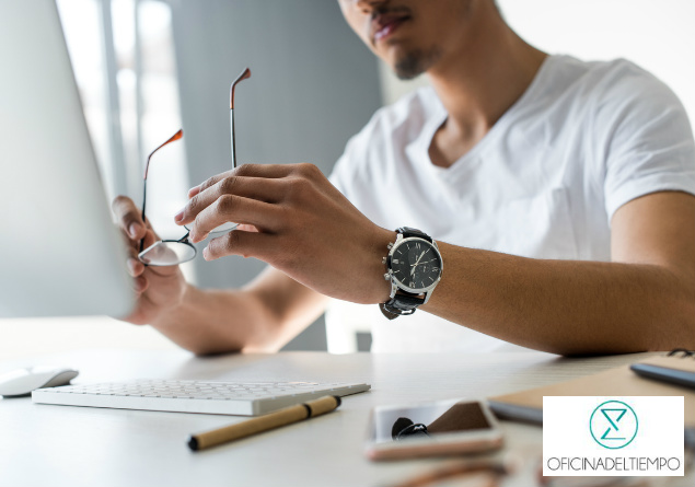 Hombre quitandose las gafas con reloj de pulsera