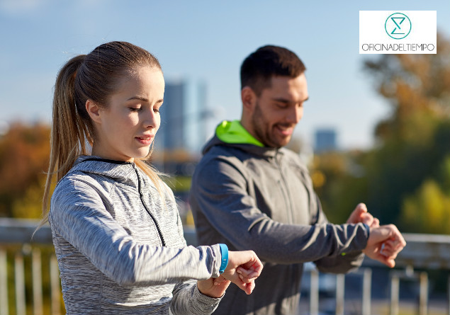 Mujer y hombre mirando su reloj deportivo 