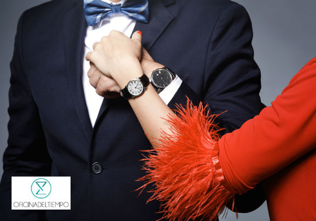 Pareja en traje y vestido con reloj 