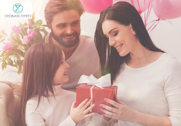 Papá e hija dando regalo a madre 