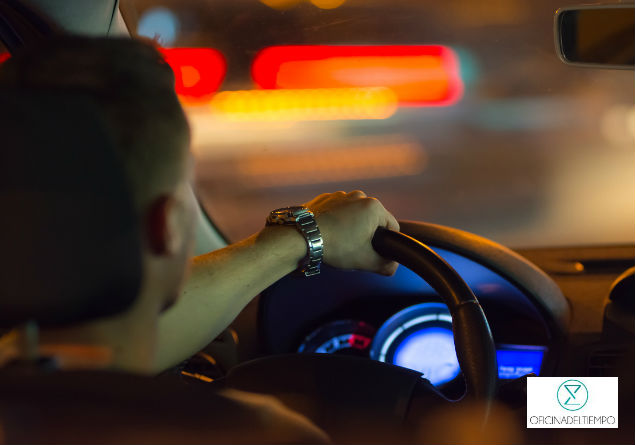 hombre manejando con reloj de pulsera