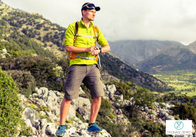 Hombre en montaña con reloj