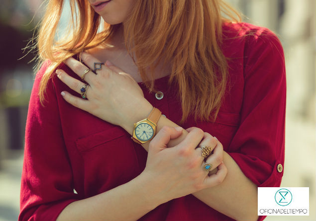 Mujer con reloj dorado