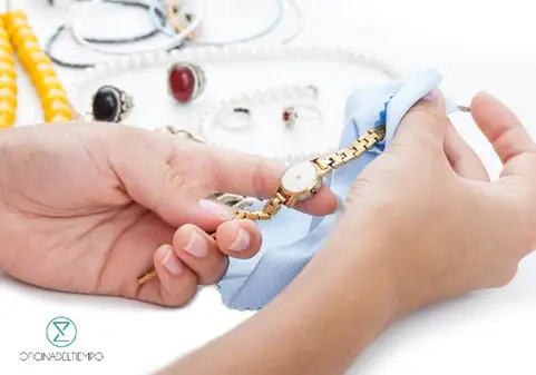 limpieza de relojes mujer limpiando su reloj