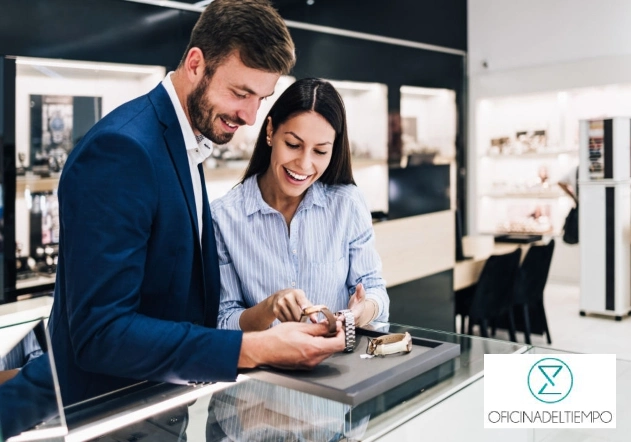 Pareja mirando reloj de lujo en tienda