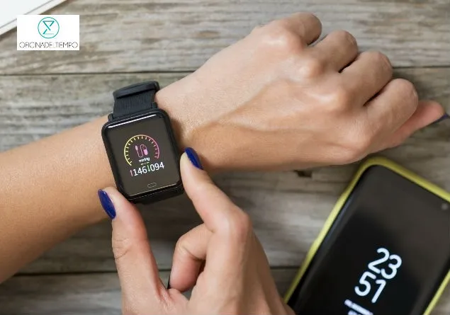 Smartwatches para ellas Mujer usando su reloj inteligente