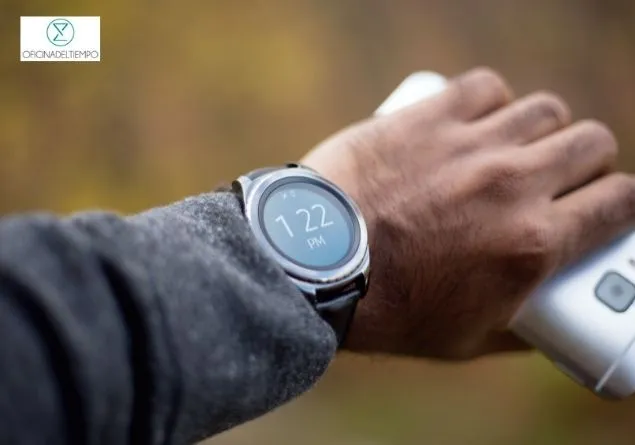 smartwatches para ellos hombre con su reloj inteligente