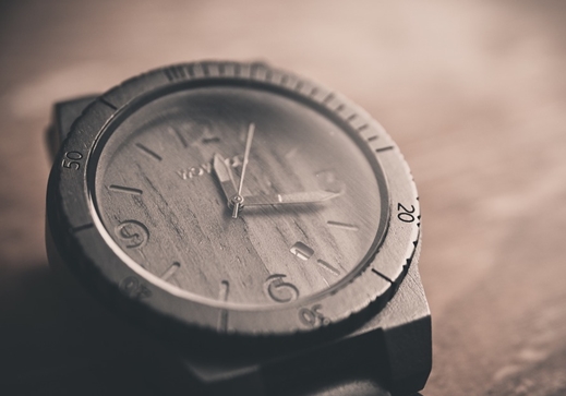 Reloj de madera oscura